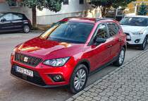 Seat Arona in Desire Red. Die Aufnahme stammt vom 09.2021.
