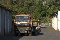 Mercedes-Benz SK 1831 mit fahrbarer Absperrtafel am Morgen des 02.06.2009 auf dem Platz der AM Ldenscheid.