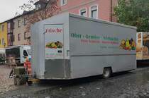 =Verkaufsanhänger des Obst- und Gemüsehändlers SCHMICKL steht im Oktober 2022 auf dem Wochenmarkt in Hünfeld