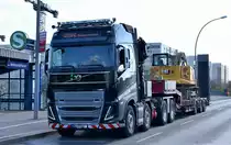 Grahl Transportservice aus Berlin mit einem Baumaschinen-Schwertransport mit VOLVO FH16 650 EURO6 Zugmaschine mit Tiefladebrücke und CAT-Raupenbagger beladen am 06.04.23 Bahnhof Berlin Hohenschönhausen.
