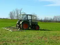 FENDT Farmer-200S (Produktionszeitraum von 1974–1987), zieht mit seiner Leistung von rd.35PS eine Wiesenegge hinter sich her; 230318