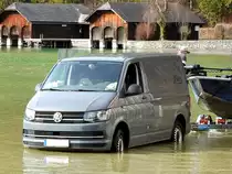 VW-T6 wagt sich in den Abersee, um das mitgeführte Motorboot  einzubooten ; 230317