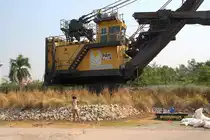 P&H Seilschaufelbagger Type 2100-BL am 24.März 2023 im Freigelände des Mae Moh Mine Museum. Der Bagger war mit der EGAT-Nummer 34-0052 ab 1981 im Braunkohletagebau in Mae Moh im Einsatz.