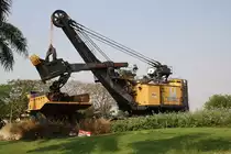 P&H Seilschaufelbagger Type 2100-BL am 24.März 2023 im Freigelände des Mae Moh Mine Museum. Der Bagger war mit der EGAT-Nummer 34-0052 ab 1981 im Braunkohletagebau in Mae Moh im Einsatz.