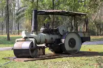 Aveling-Barford Dampfwalze am 24.März 2023 im Freigelände des Mae Moh Mine Museum.