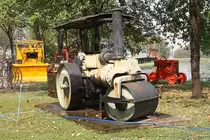 Aveling-Barford Dampfwalze am 24.März 2023 im Freigelände des Mae Moh Mine Museum.