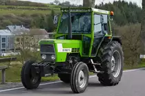 Deutz Fahr D 7807 Traktor, aus dem belgischen Grenzgebiet, nahm an der Rundfahrt nahe Brachtenbach am Ostermontag teil. 10.04.2023

