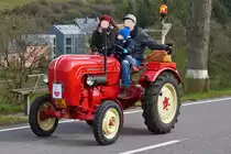 Die Familie genießt die Rundfahrt mit dem Porsche Junior nahe Brachtenbach am Ostermontag. 10.04.2023