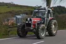 Massey Ferguson 390,  war bei der Rundfahrt nahe Brachtenbach am Ostermontag dabei. 10.04.2023
