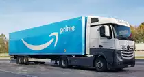 =MB Actros-Sattelzug mit einem Auflieger mit Amazon Prime Werbung, 10-2022
