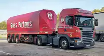 =Scania-Sattelzug von GLASS PARTNERS steht auf einem Rastplatz an der A 7, 10-2022