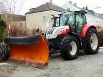 STEYR 4110-Multi mit Schneeräumschild und Streusalzanbau wartet noch auf einen Wintereinsatz; 230217