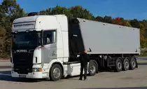 =Scania R 560-Sattelzug  schüttgutexpress  von BIRKENBACH-Transporte, 10-2022