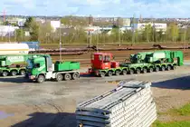 Spedition Kübler Mercedes Benz Actros V8 am 01.04.23 bei der Hafenbahn Frankfurt am Main von einer Brücke aus Fotografiert