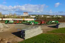 Spedition Kübler MAN TGX V8 und Mercedes Benz Actros am 01.04.23 bei der Hafenbahn Frankfurt am Main von einer Brücke aus Fotografiert