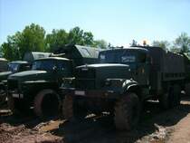 Russich Technik vereint nebeneinander. Ural375 und Kras255 auf dem Hinteren (schlammigen) Teil der Ausstellungsfl�che in Werdau