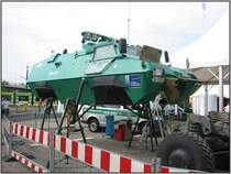 Anllich der Feier 60 Jahre NRW im August 2006 gab es in der Nhe des Innenministeriums in Dsseldorf eine Ausstellung von Polizeifahrzeugen. Hier auf dem Bild ist ein gepanzertes Radfahrzeug der Polizei zu sehen, die lt. Wikipedia als Sonderwagen bezeichnet werden. Karosserie sowie Fahrgestell mit Motor werden hier getrennt prsentiert.