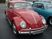 VW Typ 1  Käfer  in Exportausführung aus dem Jahr 1965. VW Typ 1 des Modelljahres 1965. Dieser, im Farbton L456 rubinrot lackierte  Käfer , hat einen, im Heck verbauten und luftgekühlten Vierzylinderboxermotor, der aus einem Hubraum von 1192 cm³ 30 PS an die angetriebene Hinterachse weiter gibt. Bei diesem Käfer handelt sich um einen Re-Import aus Schweden. Dort war er 53 Jahre in zweiter Hand. Techno Classica Essen am 13.04.2023.