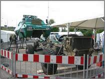 Anllich der Feier 60 Jahre NRW im August 2006 gab es in der Nhe des Innenministeriums in Dsseldorf eine Ausstellung von Polizeifahrzeugen. Hier auf dem Bild ist ein gepanzertes Radfahrzeug der Polizei zu sehen, die lt. Wikipedia als Sonderwagen bezeichnet werden. Karosserie sowie Fahrgestell mit Motor werden hier getrennt prsentiert.