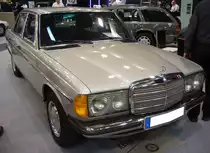 Mercedes Benz W123 250 aus dem Jahr 1978 im Farbton DB735 astralsilber. Die Baureihe W123 wurde im Januar 1976 vorgestellt und entpuppte sich sofort als  Verkaufsschlager . Der abgelichtete W123 ist mit dem damals neuen Sechszylinderreihenmotor ausgestattet. Dieser  Sechsender  mit einem Hubraum von 2525 cm³ und einer Leistung von 129 PS galt als  sehr trinkfest . Techno Classica Essen am 13.04.2023.