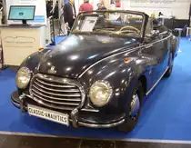 DKW F93 3=6 zweisitziges Sonderklasse-Cabriolet aus dem Jahr 1955. Montiert wurde dieser Typ von 1953 bis 1955 bei Karmann in Osnabrück. Der Luxus ein solches Cabriolet zu fahren, schlug in der Wirtschaftswunderzeit mit einem Kaufpreis von mindestens DM 7455,00 zu Buche. Der Dreizylinderzweitaktreihenmotor hat einen Hubraum von 896 cm³ und leistet 34 PS. Techno Classica Essen am 13.04.2023.