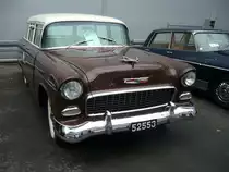 Chevrolet Series 2100B (2-10) Beauville Station Wagon aus dem Jahr 1955. Die Fahrzeuge der Series 2100B waren im Modelljahr die mittlere Ausstattungsvariante bei Chevrolet. Darunter waren die Fahrzeuge der Series 1500A und darüber die Modelle der Series 2400C -Bel Air- angesiedelt. Von diesem Kombimodell aus dieser Modellreihe verkaufte Chevrolet in diesem Modelljahr 82.303 Fahrzeuge zu einem Preis ab US$ 2127,00. Der abgelichtete Chevrolet ist mit der Basismotorisierung ausgestattet. Dieser Sechszylinderreihenmotor hat einen Hubraum von 3857 cm³ und leistet 123 PS. Techno Classica Essen am 13.04.2023.