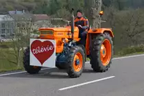 Fiat 450 DT mit groem Werbeplakat, fr welche die Spendenaktion organisiert wurde, nahm an der Rundfahrt in der Nhe von Brachtenbach teil. 10.04.2023