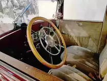 =Arbeitsplatz der Steyr Typ 30 Limousine, gesehen im Museum  fahr(T)raum - Ferdinand Porsche  in Mattsee/Österreich, Juni 2022