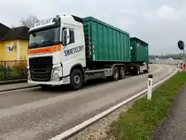 VOLVO FH500 von Swietelsky Abfallwirtschaft, samt Hänger auf der B143 in Richtung Vöcklabruck; 230419