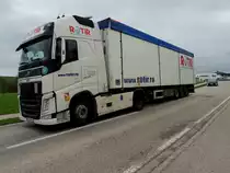 VOLVO FH460 aus Rumänien nutzt die B143 wohl als  Mautflüchtiger  in Richtung Deutschland; 230403