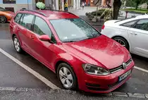 Diesen VW Golf VII Variant (Sunset red metallic) habe ich in Oktober, 2021 fotografiert.
