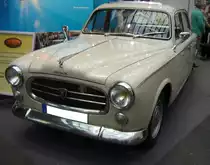 Peugeot 403 B7 Berline, produziert von April 1955 bis Februar 1967. Dem 403 war aufgrund seiner Zuverlässigkeit und Robustheit nicht nur in Frankreich ein großer Verkaufserfolg beschienen. Es gab diesen Wagen in etlichen Motorisierungen als Benziner oder Diesel. Hier wurde ein Modell von vor 1959 abgelichtet, das noch den Löwenkopf auf der Motorhaube trägt. Dieser musste 1959 aufgrund einer gesetzlichen Regelung aus Unfallschutzgründen wegfallen. Techno Classica Essen am 13.04.2023.