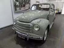 Fiat 500C  Topolino , gebaut in den Jahren von 1949 bis 1955. Vorgestellt wurde der 500´er bereits im Jahr 1936. Er war eine geniale Konstruktion des legendären Ingenieurs Dante Giacosa (*1905 +1996). Nach WW2 wurde die Produktion wieder aufgenommen. Ab dem Modelljahr 1949 erhielt der Kleinwagen eine modernisierte Front. Der Vierzylinderreihenmotor leistet 16,5 PS aus einem Hubraum von 570 cm³. Wie an den noch montierten, alten, italienischen KFZ-Kennzeichen ersichtlich ist, war dieser  Topolino  in der Provinz Macerata/Marken zugelassen. Techno Classica Essen am 13.04.2023.