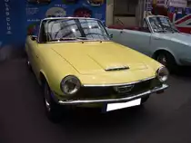 Glas 1700 GT Roadster im Farbton canarigelb, gebaut von 1965 bis 1967. Der kleinere Bruder, Glas 1300 GT, wurde bereits 1963 auf der Frankfurter Automobilausstellung vorgestellt und gelangte ab 1964 zu den Händlern. Im Jahr 1965 folgte der 1700 GT als Coupe und Roadster. Die Karosserie stammte von Frua/Turin. Der Vierzylinderreihenmotor mit einem Hubraum von 1.682 cm³ leistet 100 PS und verhalf dem schnittigen Auto zu einer Höchstgeschwindigkeit von 183 km/h. Für einen solchen Roadster musste man mindestens DM 14.750,00 anlegen. Techno Classica Essen am 13.04.2023.