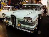 Edsel Bermuda Station Wagon aus dem Modelljahr 1958. Wie wir ja alle wissen, war die Ford-Marke Edsel einer der größten  Flops  in der Automobilgeschichte. Die Verkäufe blieben weit hinter den Erwartungen des Managements aus Dearborn zurück. Der hier gezeigte Bermuda Station Wagon war das Toppmodell der Edsel-Kombiwagen. Darunter rangierten die Kombimodelle Roundup (den gab es sechs- und neunsitzig) und das Basismodell Roundup. Für den Antrieb sorgte der V8-Motor aus der Edsel Modellreihe  Ranger . Dieser V8-Motor hat einen Hubraum von 5913 cm³ und leistet 303 PS. Von diesem Kombimodell verkaufte die Edsel-Division in diesem Modelljahr lediglich 892 Fahrzeuge zu einem Kaufpreis ab US$ 3155,00. Techno Classica Essen am 13.04.2023.