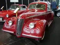 Fiat 1500 mit einer Superleggera Karosserie von der Carrozzeria Touring/Milano aus dem Jahr 1937. Der 1500´er wurde von 1935 bis 1948 gebaut. In der Mitte der 1930´er Jahre begann sich eine Wendung im Karosseriedesign zu vollziehen. Die Turiner Marke gehörte zu den ersten Herstellern, die es verstand, die neuesten Erkenntnisse über Aerodynamik in einem Serienfahrzeug geschmackvoll zu realisieren. Der Sechszylinderreihenmotor hat einen Hubraum von 1493 cm³ und leistet 45 PS. Techno Classica Essen am 13.04.2023.