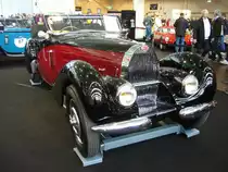 Bugatti T57 Cabriolet aus dem Jahr 1935. Laut dem Bugatti-Historiker Pierre-Yves Laugier war dieser Typ 57 das zweite von sieben Exemplaren des berühmten  Atalante , der als Faux- Cabriolet ausgeliefert wurde. Er hatte ein Stoffdach, dass sich bis zum Heck des Wagens öffnen ließ, ähnlich dem Verdeck eines Citroën 2CV. Der Wagen ging im Laufe der Jahre durch etliche Hände und wurde vermutlich in der Nachkriegszeit zum Cabriolet umgebaut. Der Achtzylinderreihenmotor hat einen Hubraum von 3257 cm³ und leistet circa 135 PS. Techno Classica Essen am 13.04.2023.