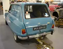 Heckansicht eines Citroen Ami 8 Break  Service-Tolé  aus dem Jahr 1974. m Jahr 1969 wurde aus dem skurillen Citroen Ami 6 der  geglättete  Citroen Ami 8, den es als Schräghecklimousine und Kombimodell namens Break gab. Später gab es dann auch, die mit einer LKW-Zulassung steuerbegünstigten (da immer zweitürig) Break-Service-Modelle. Man unterschied hier sogar noch zwischen Ausführungen mit seitlichen hinteren Scheiben (Vitrés) und geschlossenen Seitenverkleidungen (Tolés). Motorisiert ist dieser kleine Lieferwagen mit einem luftgekühlten Zweizylinderboxermotor, der aus einem Hubraum von 602 cm³ 32 PS leistet. Techno Classica Essen am 13.04.2023. 