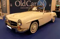Mercedes Benz W121 BII (190SL), gebaut in den Jahren von 1955 bis 1963. Besser bekannt unter der Typenbezeichnung 190SL. Genau 25.881 Fahrzeuge dieses Typs verließen die Werkshallen von Mercedes Benz. Dieser 190 SL ist im Farbton cremeweiß lackiert. Der Vierzylinderreihenmotor mit einem Hubraum von 1897 cm³ leistet 105 PS. Für einen solchen  Wirtschaftswunder-Sportwagen  waren mindestens DM 16.500,00 fällig. Ab September 1959 konnte der Kunde bzw. die Kundin ein festes Hardtopcoupedach mit bestellen, um im Winter ein festes Dach über dem Kopf zu haben. Dieser  Luxus  kostete noch einmal zusätzlich DM 1.150,00. Techno Classica Essen am 13.04.2023.