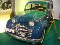 Opel Olympia Limousine aus dem Jahr 1951. Der Opel Olympia, lief von 1950 bis 1953 in Rüsselsheim vom Band und war der erste Personenwagen der Marke Opel nach WW2. Von 1947 bis 1950 glich das Modell dem Vorkriegs-Olympia. Danach erfolgte dann ein optisches und technisches  Facelift . Der Vierzylinderreihenmotor leistet jetzt 39 PS aus einem Hubraum von 1488 cm³. Techno Classica Essen am 13.04.2023.
