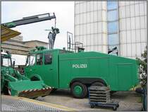 Anllich der Feier 60 Jahre NRW im August 2006 gab es in der Nhe des Innenministeriums in Dsseldorf eine Ausstellung von Polizeifahrzeugen. Hier auf dem Bild ist ein Wasserwerfer zu sehen, dem von einem Arbeitskran der Monitor eingesetzt wird. Hinweis: Wegen der engen Platzverhltnisse war es leider nicht mglich, beide Fahrzeuge vollstndig auf einem Bild unterzubringen.