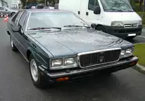 Maserati Quattroporte der Seria 3, wie er von 1979 bis 1990 in ca. 2100 Einheiten gebaut wurde. Der abgelichtete Quattroporte stammt aus dem Jahr 1981 und war in seinem ersten Auto-Leben, wie man anhand des am Heck noch montierten Nummernschildes erkennen kann, im sonnigen Kalifornien unterwegs. Der Wagen ist mit dem stärkeren, der damals lieferbaren V8-Motoren ausgerüstet. Dieser  Achtender  hat einen Hubraum von 4930 cm³ und leistet 281 PS. Die Höchstgeschwindigkeit gab das Werk mit 230 km/h an. Techno Classica Essen am 13.04.2023.
