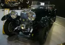 Lagonda M45 T7 Tourer aus dem Jahr 1934. Zwischen 1920, dem Todesjahr des Firmengründers Wilbur Gunn und dem Jahr 1935 als Alan Godd die ruinöse Firma Lagonda aufkaufte, war die Geschichte der Marke von ständigen Modell- und Motorenwechsel geprägt. Hier sehen wir einen M45 T7 Tourer aus dem Jahr 1934. Dieser Wagen wurde 1934 nach Südafrika ausgeliefert. Der Sechszylinderreihenmotor hat einen Hubraum von 4467 cm³ und leistet 150 PS. Angeblich soll dieser Lagonda heute noch eine Höchstgeschwindigkeit von 165 km/h erreichen. Techno Classica Essen am 13.04.2023.