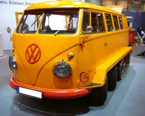 VW T1 Kombi aus dem Jahr 1962 mit Raupenfahrwerk. Im Jahr 1968 präsentierte der österreichische Ingenieur Kurt Kretzner den  KK Raupenfuchs . auf der Basis eines VW T1 Kombi. Dieses Fahrzeug sollte die Versorgung von Alm- und Skihütten zu jeder Jahreszeit sichern. Er verwendete dabei zusätzliche Achsen und weitere Teile des bewährten Volkswagen Transporters T1. Als Motorisierung fungiert ein im Heck verbauter, gebläsegekühlter, Vierzylinderboxermotor mit einem Hubraum von 1493 cm³ und einer Leistung von 44 PS. Die Höchstgeschwindigkeit dieses Raupenfahrzeuges beträgt 35 km/h. Techno Classica Essen am 13.04.2023.
