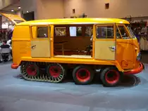 Profilansicht eines VW T1 Kombi  KK Raupenfuchs  aus dem Jahr 1962 mit Raupenfahrwerk. Techno Classica Essen am 13.04.2023.