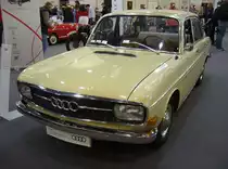 Audi 60L, gebaut in den Jahren von 1968 bis 1972. Der Audi 60L war etwas reichhaltiger ausgestattet, als der normale Audi 60. Der um 40 Grad nach rechts geneigt verbaute Vierzylinderreihenmotor leistet 55 PS aus einem Hubraum von 1496 cm³. Ein solcher Audi 60L kostete im Jahr seiner Vorstellung mindestens DM 7.335,00. Techno Classica Essen am 13.04.2023.