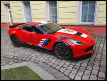 Eine sonderlackierte Corvette kam mir am 18.4.2023 in der Altstadt von Chomutov in Tschechien vor die Kamera.