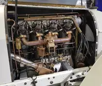 =Blick in den Motorraum des Austro Daimler  Prinz Heinrich , im Museum  fahr(T)raum - Ferdinand Porsche  in Mattsee/Österreich, Juni 2022