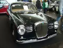 Siata Daina Gran Sport aus dem Jahr 1952. Die im Jahr 1926 in Turin gegründete Marke Siata war immer sehr eng mit dem Fiat-Konzern verbandelt. Man beschäftigte sich dort hauptsächlich mit dem Tuning von Fiat-Fahrzeugen. In den 1950´er brachte man einige eigenen Modelle auf den Markt. Unter anderem das Modell Daina, das es als Gran Sport Coupe und als Convertible gab. Zwischen 1950 und 1958 entstanden 233 Daina-Modelle, von denen heute noch sechs oder sieben existieren sollen. Angetrieben wird der Wagen von einem Vierzylinderreihenmotor aus dem Hause Fiat. Dieser Motor hat einen Hubraum von 1395 cm³ und leistet 70 PS. Techno Classica Essen am 13.04.2023.