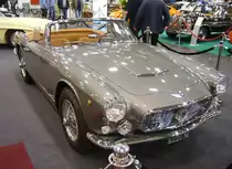 Maserati 3500 GT Vignale Spyder. Zwischen 1960 und 1964 wurden lediglich 242 dieser Cabriolets produziert und ausgeliefert. Der abgelichtete Wagen wurde am 18.01.1961 erstmalig in Italien zugelassen. Der im Farbton grigio albany metalizzato lackierte Spyder hat einen Sechszylinderreihenmotor, der aus einem Hubraum von 3485 cm³ 230 PS leistet. Techno Classica Essen am 13.04.2023.